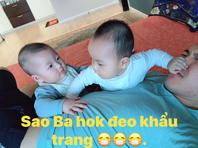 Trương Nam Thành thường xuyên phụ giúp bà xã chăm sóc các con.