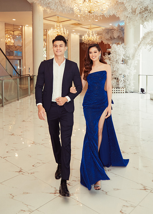 Hình ảnh Vĩnh Thụy sánh đôi bên Hoa hậu Khánh Vân tại một sự kiện.