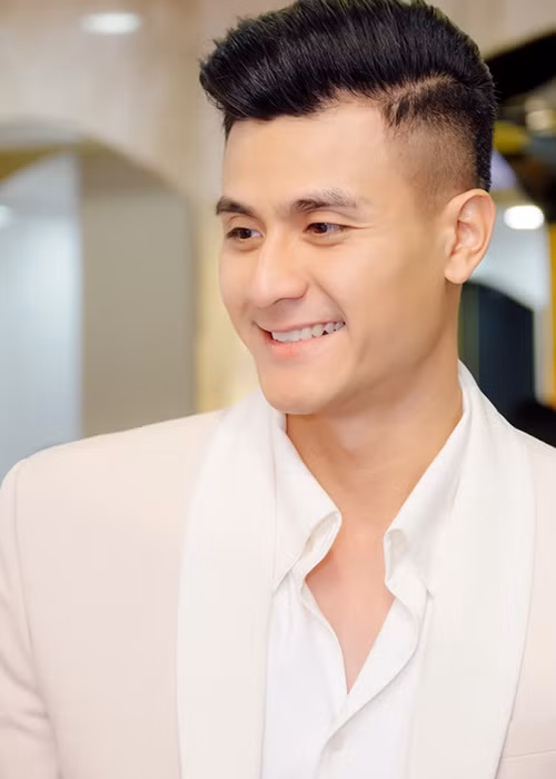 Vĩnh Thụy được xem như "soái ca" làng mốt với chiều cao 1m85, gương mặt điển trai và thân hình vạm vỡ.