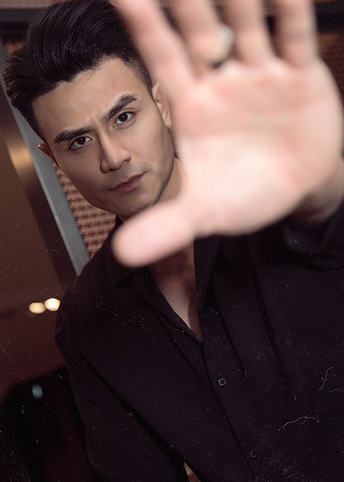 Nam người mẫu từ chối tiết lộ bản thân đã ký được bao nhiêu hợp đồng quảng cáo.