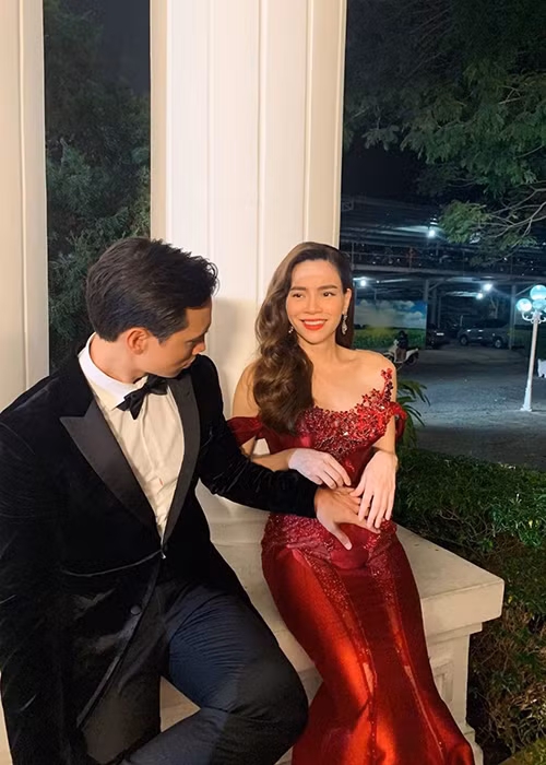 Hồ Ngọc Hà sinh đôi vào sáng ngày 4/11. Đến nay, cô và Kim Lý chưa công khai hình ảnh hai thiên thần nhỏ.