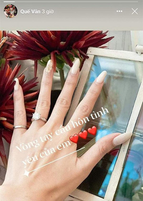 Hồi tháng 9/2020, Quế Vân khoe nhẫn trên ngón áp út kèm dòng trạng thái úp mở: "Vòng tay cầu hôn, tình yêu của em".
