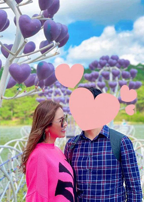 Quế Vân từng là bạn thân của Hồ Ngọc Hà trước khi cả hai bị nghi rạn nứt tình bạn vào năm 2017. Hiện tại, Quế Vân và Hà Hồ đều hạnh phúc trong tình yêu.