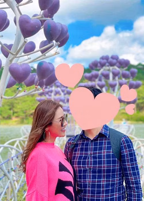 Quế Vân từng là bạn thân của Hồ Ngọc Hà trước khi cả hai bị nghi rạn nứt tình bạn vào năm 2017. Hiện tại, Quế Vân và Hà Hồ đều hạnh phúc trong tình yêu.