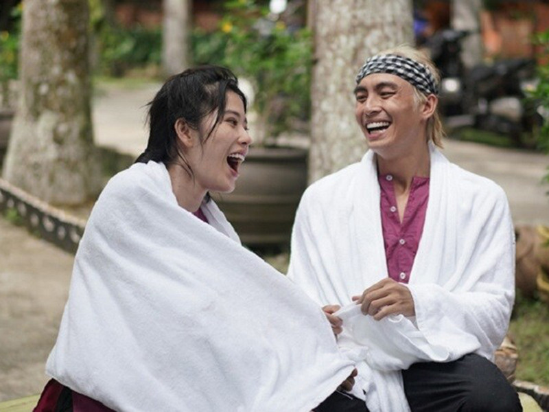 Trước khi gây xôn xao với hình ảnh mặc váy cưới, đeo nhẫn ở ngón áp út, Nam Em vướng tin đồn hẹn hò Lãnh Thanh. Ảnh: Giao thông