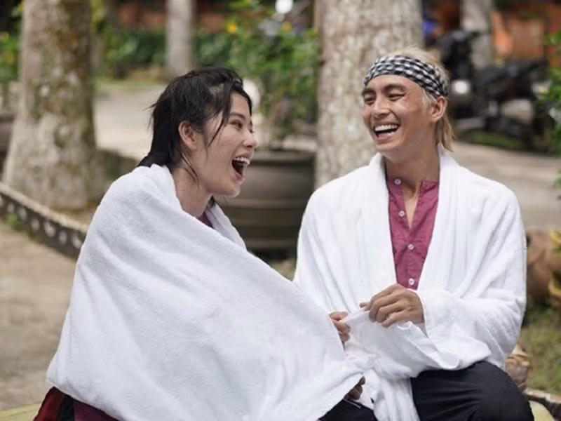 Trước khi gây xôn xao với hình ảnh mặc váy cưới, đeo nhẫn ở ngón áp út, Nam Em vướng tin đồn hẹn hò Lãnh Thanh. Ảnh: Giao thông