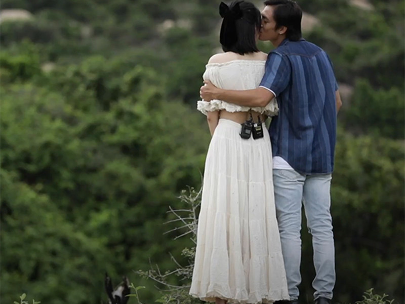 Hình ảnh Lãnh Thanh hôn Nam Em trên đồi khiến nhiều người tin rằng tin đồn hẹn hò là sự thật. Ảnh: HTV