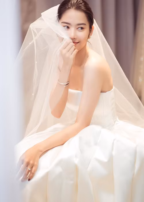 Hau tin don hen ho Lanh Thanh, Nam Em khoe anh mac vay cuoi