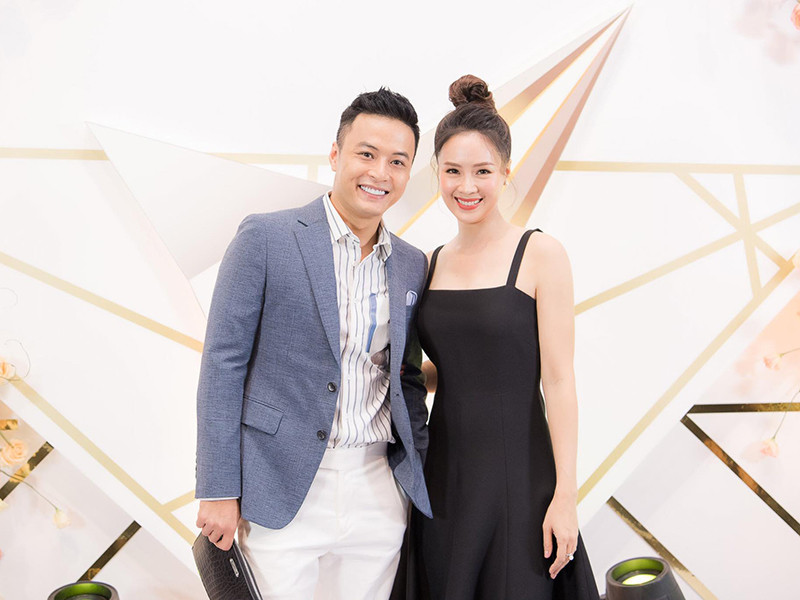 Ngoài đời, Hồng Diễm và Hồng Đăng giữ mối quan hệ đồng nghiệp thân thiết khi đồng hành tại sự kiện, chăm chỉ tương tác trên mạng xã hội.