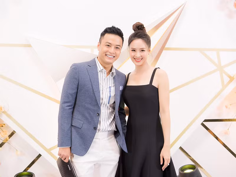 Ngoài đời, Hồng Diễm và Hồng Đăng giữ mối quan hệ đồng nghiệp thân thiết khi đồng hành tại sự kiện, chăm chỉ tương tác trên mạng xã hội.