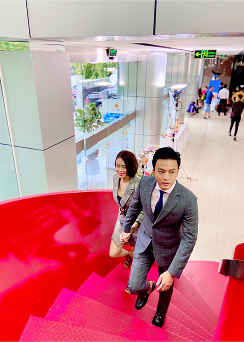 Bà xã của Hồng Đăng cũng không ghen khi nam diễn viên liên tục đóng tình cảm với Hồng Diễm.