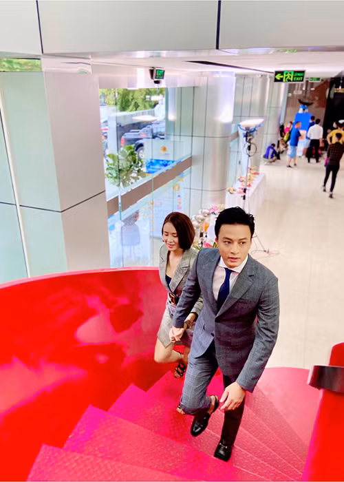 Bà xã của Hồng Đăng cũng không ghen khi nam diễn viên liên tục đóng tình cảm với Hồng Diễm.