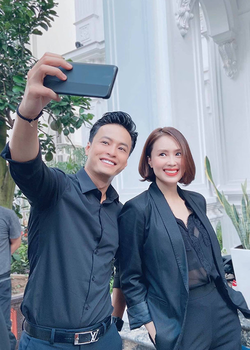 "Đối với tôi, đây là công việc. Bà xã nếu có ghen tuông thì tôi bỏ nghề từ lâu rồi”, Hồng Đăng chia sẻ trên Lao động.