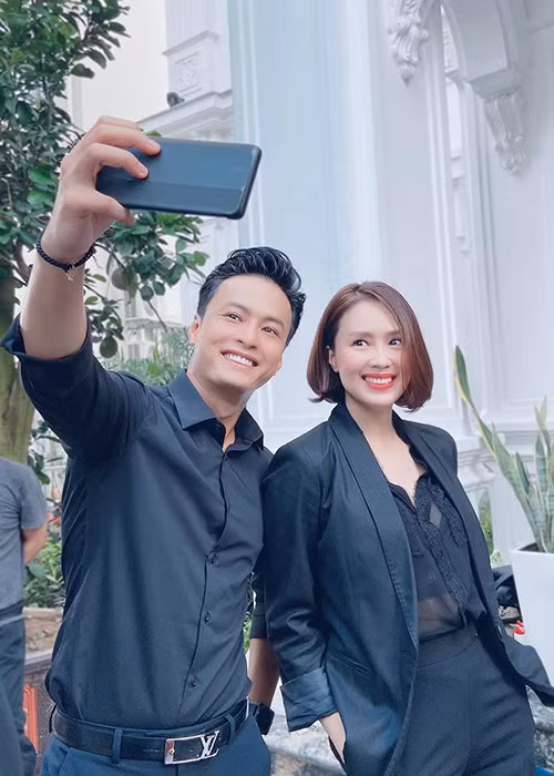 "Đối với tôi, đây là công việc. Bà xã nếu có ghen tuông thì tôi bỏ nghề từ lâu rồi”, Hồng Đăng chia sẻ trên Lao động.