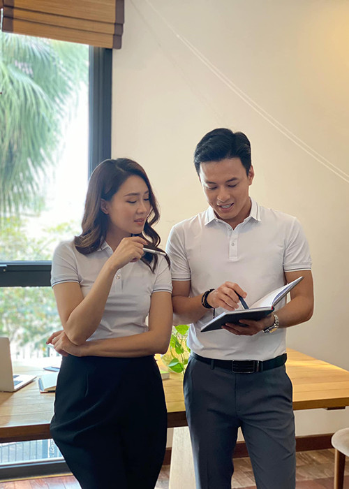 Hồng Diễm chia sẻ trên Dân Việt, so với những bạn diễn đóng cặp từ trước tới nay, cô thấy diễn cùng Hồng Đăng là hợp nhất khi không phải gồng mình lên để diễn mà cảm xúc đến rất tự nhiên.