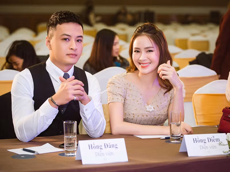 Khi được hỏi về Hồng Diễm, Hồng Đăng cho biết: "Tôi chưa tìm được bạn diễn nào như Diễm cả. Chúng tôi ngay khi phối hợp thoại với nhau đã tìm được sự ăn ý rồi".