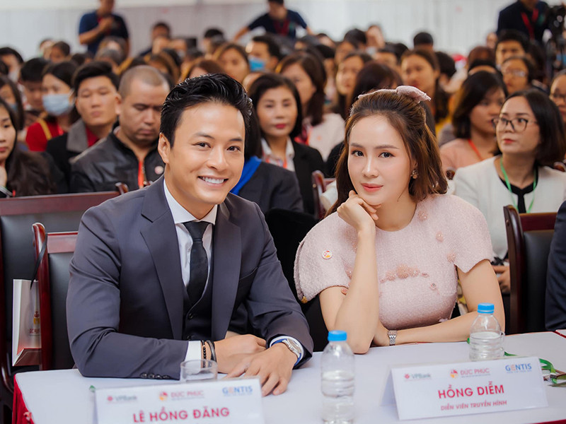 Hồng Đăng cho rằng 10 năm qua, lý do anh và Hồng Diễm liên tục đóng cặp có thể vì các đạo diễn thấy hai người có nhiều nét tương đồng trong lối diễn cũng như được khán giả yêu thích.