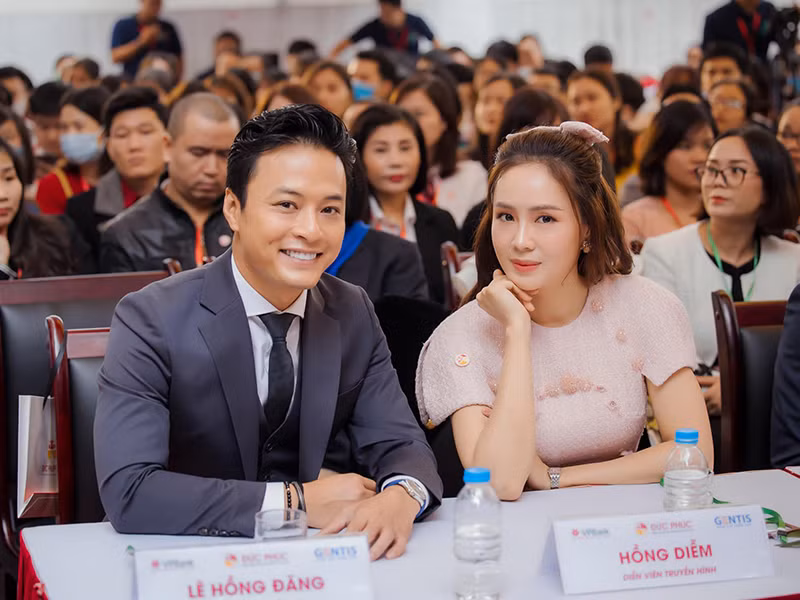 Hồng Đăng cho rằng 10 năm qua, lý do anh và Hồng Diễm liên tục đóng cặp có thể vì các đạo diễn thấy hai người có nhiều nét tương đồng trong lối diễn cũng như được khán giả yêu thích.