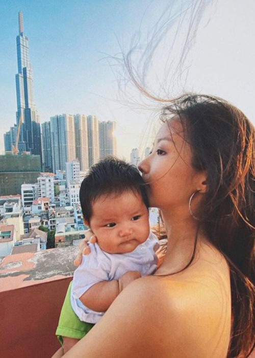 Trên trang cá nhân, vợ chồng rapper Suboi thường xuyên chia sẻ khoảnh khắc đời thường bên con gái.