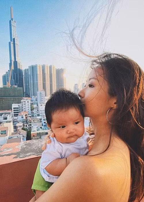 Trên trang cá nhân, vợ chồng rapper Suboi thường xuyên chia sẻ khoảnh khắc đời thường bên con gái.