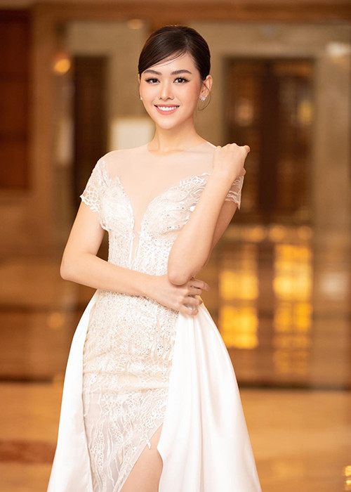 Tường San chia sẻ lý do cô lấy chồng sớm: “Tôi cảm thấy đây là đúng người, đúng thời điểm. Ở bên anh, tôi thấy bình yên, an toàn".