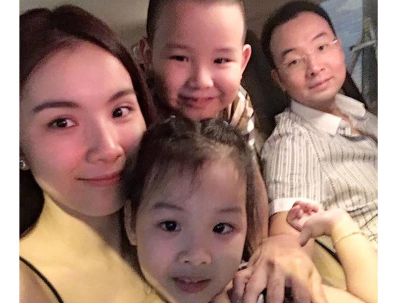 Hoa hậu Thùy Lâm kết hôn ở tuổi 23 với bạn trai lâu năm. Nói về cuộc sống hiện tại, cô chỉ ngắn gọn: "Mọi thứ đều bình yên, hạnh phúc bên chồng và hai con".