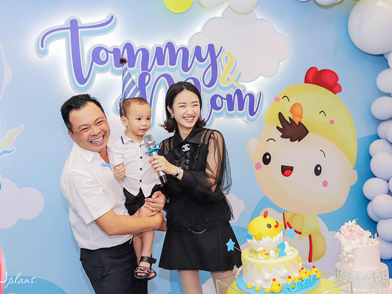 Hoa hậu Trần Thị Thu Ngân kết hôn năm 2017 ở tuổi 21. Cùng năm, cô sinh con trai đầu lòng. Sau khi lấy chồng, cô không còn mặn mà với showbiz.