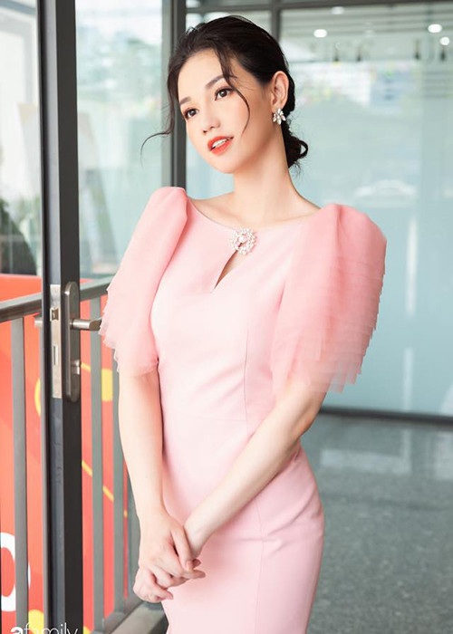 MC Quỳnh Chi cũng là một trong số những mỹ nhân Việt kết hôn sớm. Đám cưới của hot girl sinh năm 1990 được tổ chức năm 2012. Tuy nhiên, cô ly hôn sau hơn 3 năm chung sống.