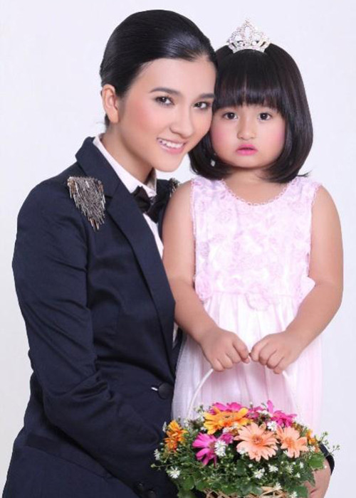 Giống Diệp Bảo Ngọc, năm 19 tuổi, Kim Tuyến cũng lấy chồng rồi sinh con gái đầu lòng. Tuy nhiên, tới năm 21 tuổi, nữ diễn viên ly hôn. Ảnh: Đất Việt