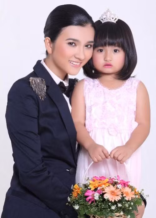 Giống Diệp Bảo Ngọc, năm 19 tuổi, Kim Tuyến cũng lấy chồng rồi sinh con gái đầu lòng. Tuy nhiên, tới năm 21 tuổi, nữ diễn viên ly hôn. Ảnh: Đất Việt