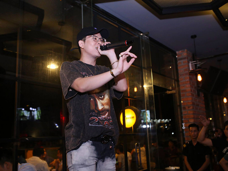 Ngoài ca hát, Andree còn kinh doanh thời trang, quán cà phê cùng rapper JustaTee.