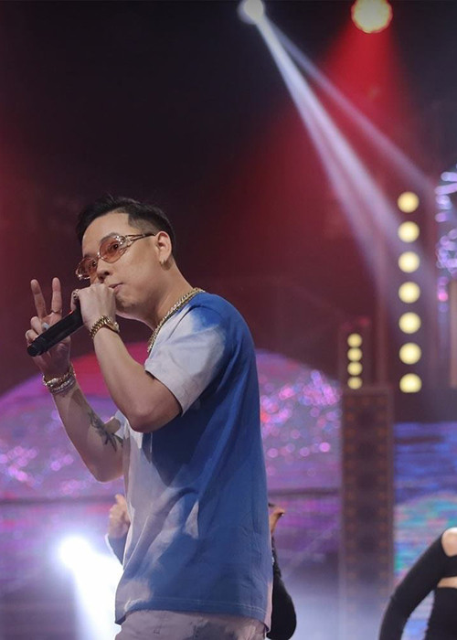 Mới đây, nhiều cư dân mạng bức xúc việc rapper Andree hát ca từ nhạy cảm trên sóng truyền hình.