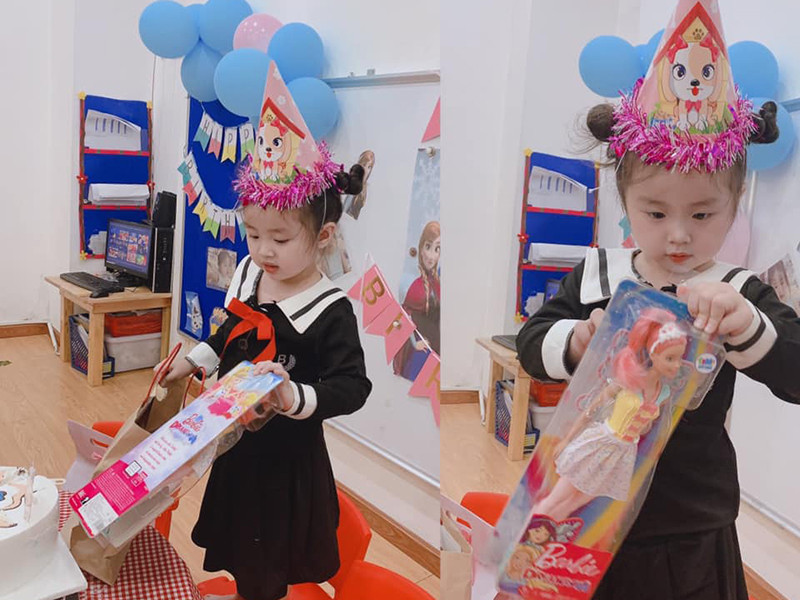 Vợ cũ của Hoài Lâm tâm sự ngày con gái đón tuổi mới: "Mami chúc em luôn vui vẻ như thế, luôn là cô bé hiền lành xinh xắn mà mọi người đã yêu mến em, mong 2 chị em sẽ luôn yêu thương nhau, và cứ vô tư vô lo như thế em nha, yên tâm, mami ở đây. Cám ơn bà ngoại cùng các cô giáo xinh đẹp tại trường đã giúp mami trang trí 1 buổi tiệc thật vui cho em cùng các bạn".