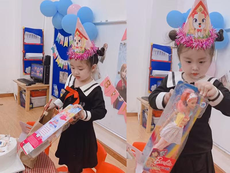 Vợ cũ của Hoài Lâm tâm sự ngày con gái đón tuổi mới: "Mami chúc em luôn vui vẻ như thế, luôn là cô bé hiền lành xinh xắn mà mọi người đã yêu mến em, mong 2 chị em sẽ luôn yêu thương nhau, và cứ vô tư vô lo như thế em nha, yên tâm, mami ở đây. Cám ơn bà ngoại cùng các cô giáo xinh đẹp tại trường đã giúp mami trang trí 1 buổi tiệc thật vui cho em cùng các bạn".