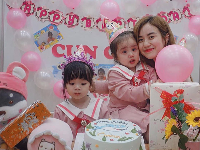 Hoài Lâm cũng vắng mặt trong tiệc sinh nhật được tổ chức ở lớp học của bé Vy Lam.