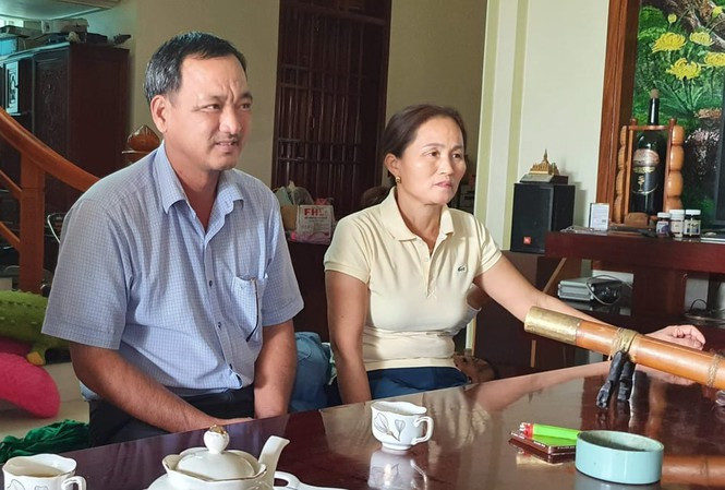 Theo đó, sau khi con gái đăng quang trong đêm chung kết, mẹ của Đỗ Thị Hà có chia sẻ với cánh truyền thông về việc “nàng Hậu” từng đi làm thêm để kiếm thêm tiền tiết kiệm đi thi. Mỗi tháng, gia đình sẽ chu cấp cho con gái học tập ở Hà Nội 3 triệu đồng tiền chi phí cố định. Nếu có những sự kiện quan trọng cần tiền tiết kiệm thì người đẹp 19 tuổi sẽ đi làm thêm. Công việc làm thêm mà mẹ Đỗ Thị Hà nhắc đến chính là phụ cắt quần áo ở xưởng may, mỗi tháng thu nhập thêm được vài trăm nghìn đồng.