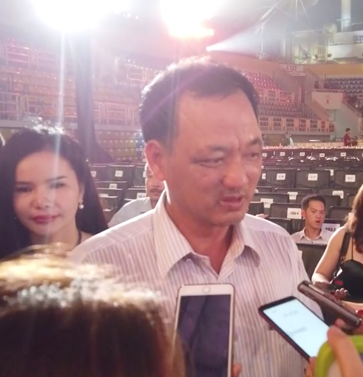 Vì sự thật là cô có đi làm thêm nhưng không phải làm công việc phụ cắt quần áo như chia sẻ, mà thay vào đó là đi làm mẫu và đi thi bằng chính tiền tiết kiệm của bản thân trước khi lọt vào vòng bán kết.