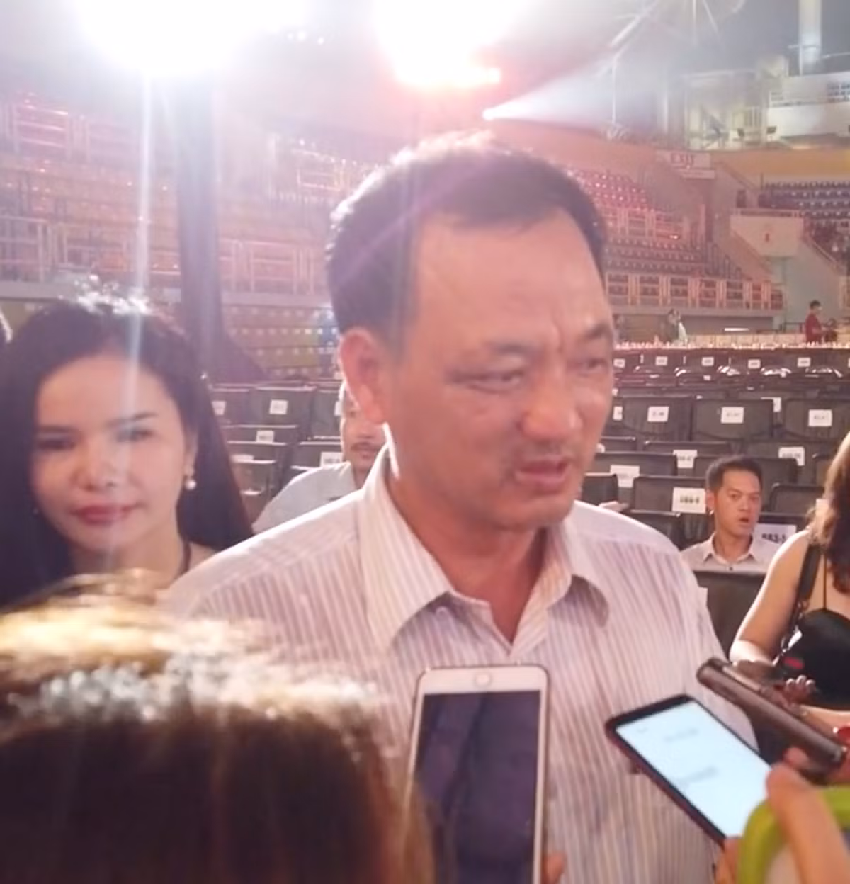 Vì sự thật là cô có đi làm thêm nhưng không phải làm công việc phụ cắt quần áo như chia sẻ, mà thay vào đó là đi làm mẫu và đi thi bằng chính tiền tiết kiệm của bản thân trước khi lọt vào vòng bán kết.