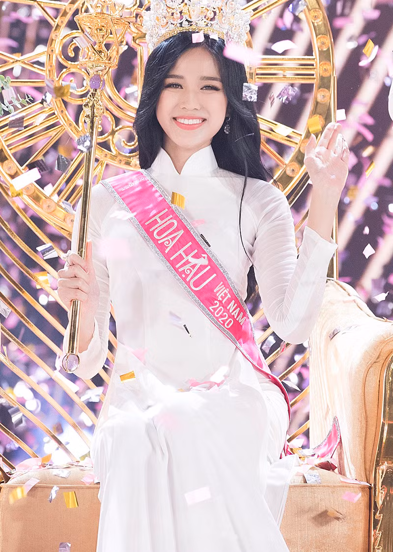 Trước thông tin về việc tân hoa hậu phải vất vả kiếm sống, Đỗ Thị Hà đã đính chính lại vấn đề này ngay trong buổi họp báo sáng ngày 21/11. Người đẹp cho biết có lẽ trong lúc vui quá nên mẹ mình đã nhầm lẫm.