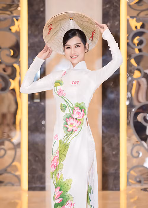 Khán giả cũng dự đoán Lê Thị Tường Vy sẽ tiến xa trong chung kết Hoa hậu Việt Nam 2020 sau khi cô lọt top 5 Người đẹp biển. Tường Vy sở hữu chiều cao 1m75 cùng số đo 3 vòng: 83-60-93 cm, từng đoạt vương miện cuộc thi Hoa khôi Đại học Nam Cần Thơ 2020.