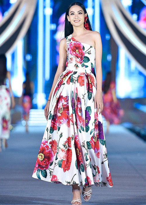 Mai Phương sinh năm 1999, đến từ Đồng Nai. Năm 2018, cô giành danh hiệu Hoa khôi Đại học Đồng Nai. Nàng hoa khôi 9x được nhiều cư dân mạng ưu ái đặt biệt danh "nữ thần mặt mộc" tại Hoa hậu Việt Nam năm nay.