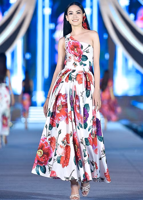 Mai Phương sinh năm 1999, đến từ Đồng Nai. Năm 2018, cô giành danh hiệu Hoa khôi Đại học Đồng Nai. Nàng hoa khôi 9x được nhiều cư dân mạng ưu ái đặt biệt danh "nữ thần mặt mộc" tại Hoa hậu Việt Nam năm nay.