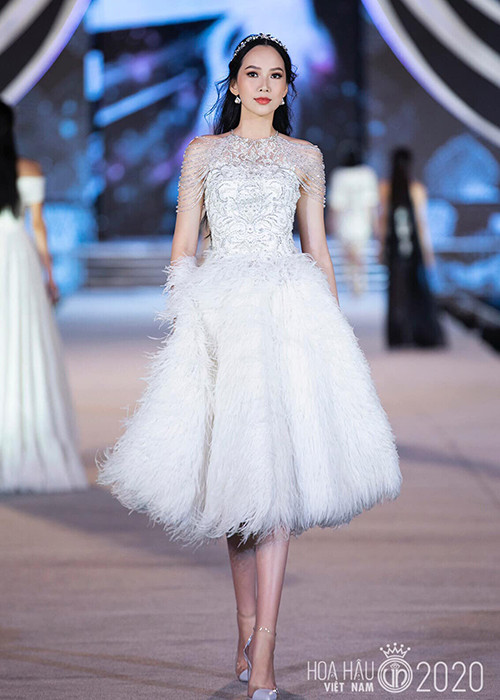 Phạm Thị Phương Quỳnh, sinh năm 2000, đến từ Đồng Nai. Sở hữu vẻ đẹp ngọt ngào, gợi cảm với số đo ba vòng 78 - 63 - 94 cm, cô lọt top 5 Người đẹp biển. Ngoài nhan sắc, khả năng tiếng Anh tốt cũng là một lợi thế của Phương Quỳnh trong cuộc đua giành vương miện Hoa hậu Việt Nam năm nay.