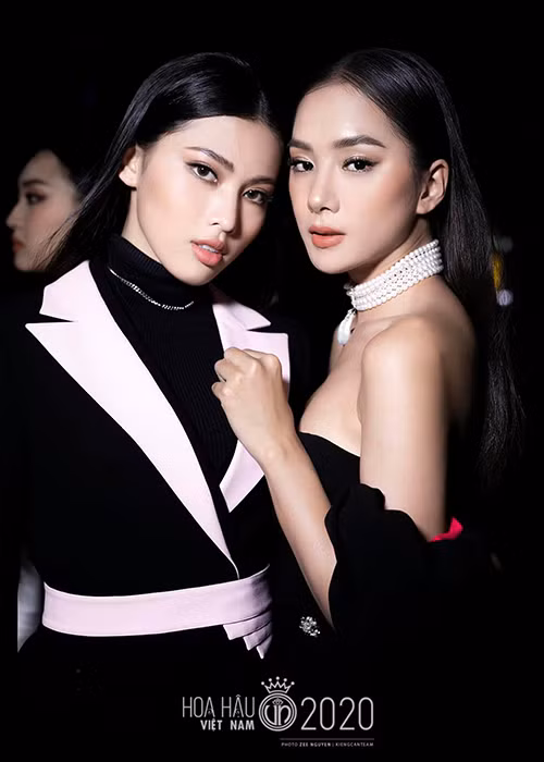Nguyễn Thị Bích Thùy (phải) sở hữu gương mặt khả ái cùng chiều cao ấn tượng 1m73. Cô từng lọt top 10 cuộc thi Hoa hậu Thế giới Việt Nam 2019. Trước thềm chung kết Hoa hậu Việt Nam, Bích Thùy có thành tích là top 5 Người đẹp thời trang.