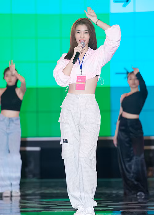 Kiều Loan khoe eo con kiến trong buổi tổng duyệt.