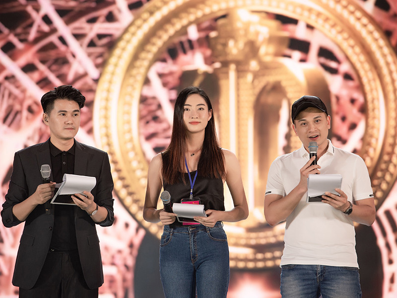 3 MC của đêm chung kết Hoa hậu Việt Nam gồm Hoa hậu Lương Thùy Linh, Danh Tùng và Vũ Mạnh Cường.
