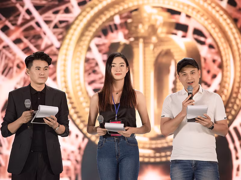 3 MC của đêm chung kết Hoa hậu Việt Nam gồm Hoa hậu Lương Thùy Linh, Danh Tùng và Vũ Mạnh Cường.