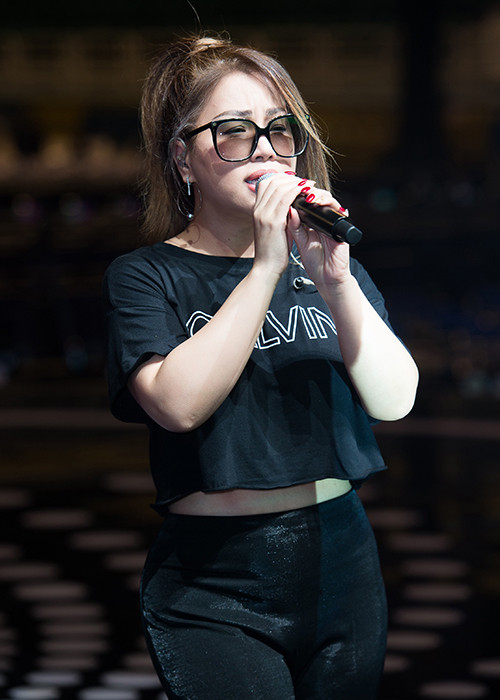 2 ca sĩ thể hiện liên khúc "Em về tinh khôi" và Gương thần" ở phần thi trang phục dạ hội.