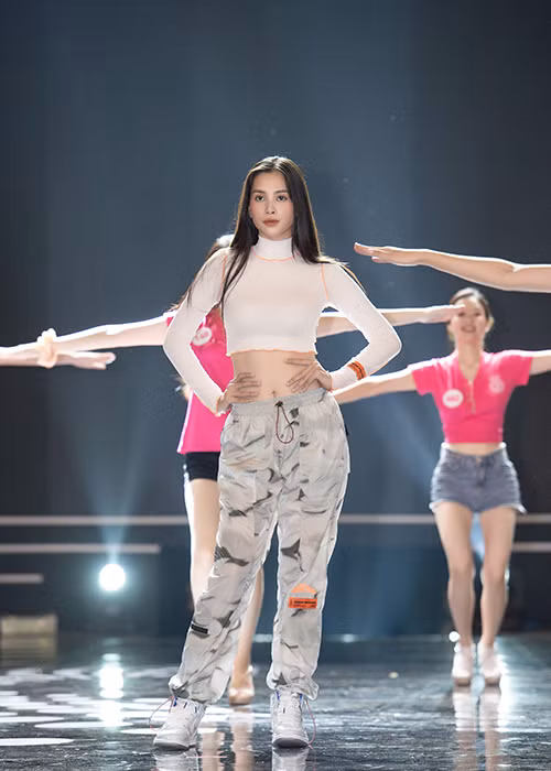 Tiểu Vy diện trang phục trẻ trung, năng động.