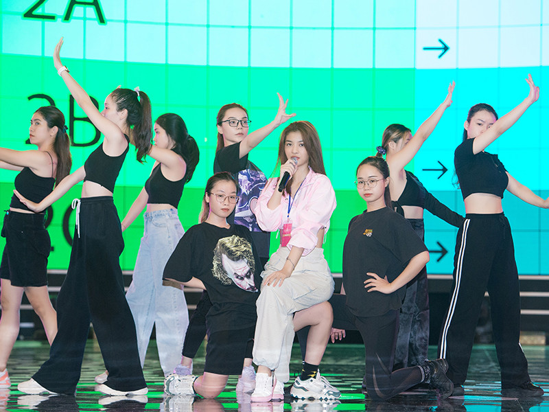 Ca khúc mở màn đêm chung kết do Á hậu Kiều Loan và PB Live Band biểu diễn.